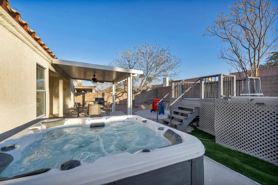 Family Fun Oasis With Hot Tub Pool Game Room House in Green Valley North
