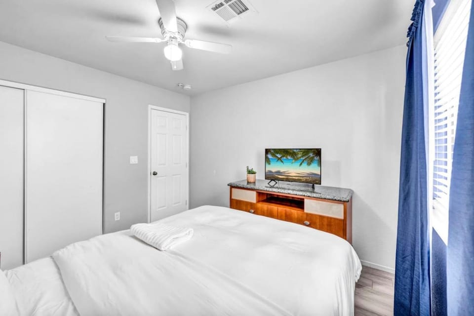 Bed, TV and multimedia, Bedroom