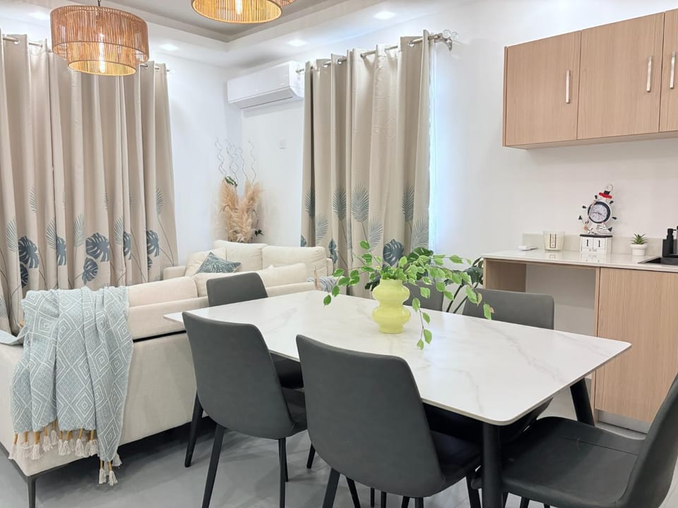 SunNie Stays at Pearl Heights-Steps from the Sea Apartment in Flic en Flac
