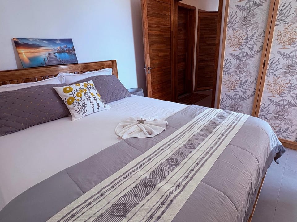 SunNie Stays at Pearl Heights-Steps from the Sea Apartment in Flic en Flac