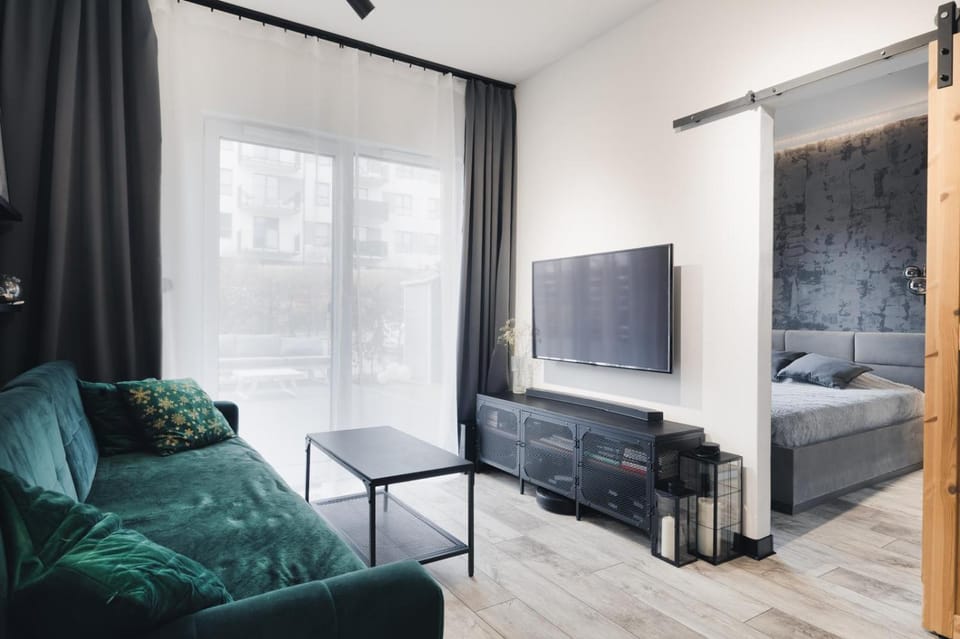 Communal lounge/ TV room, Bed, TV and multimedia, Living room, Photo of the whole room, Seating area, Evening entertainment, Bedroom