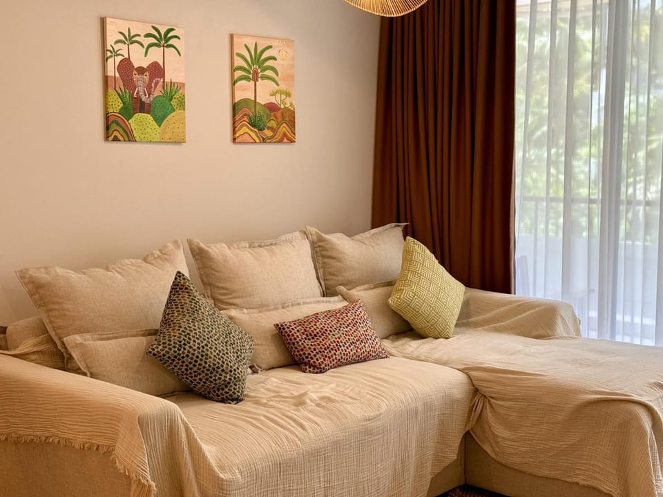 Bed, Living room, Photo of the whole room, Seating area, Bedroom