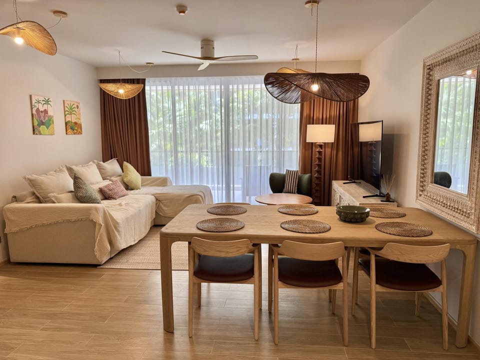 TV and multimedia, Living room, Seating area, Dining area