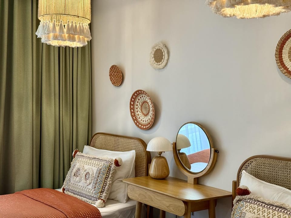 Bed, Living room, Photo of the whole room, Seating area, Bedroom