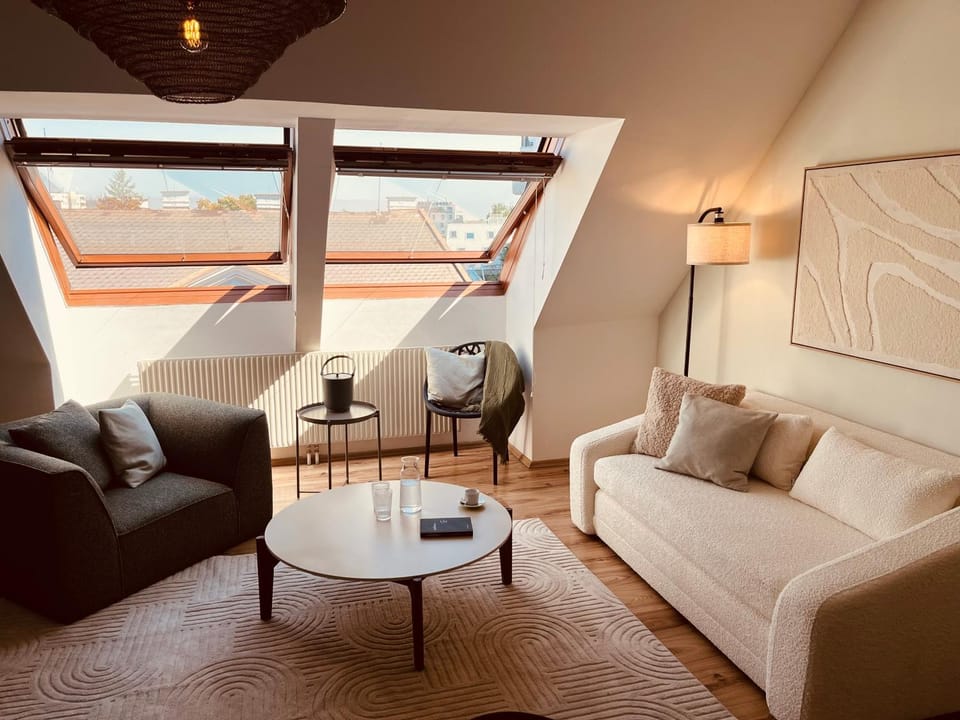 Modern 1BR plus sofabed apartment next to Metro U1 only 15min to City Center Vienna Apartment in Vienna