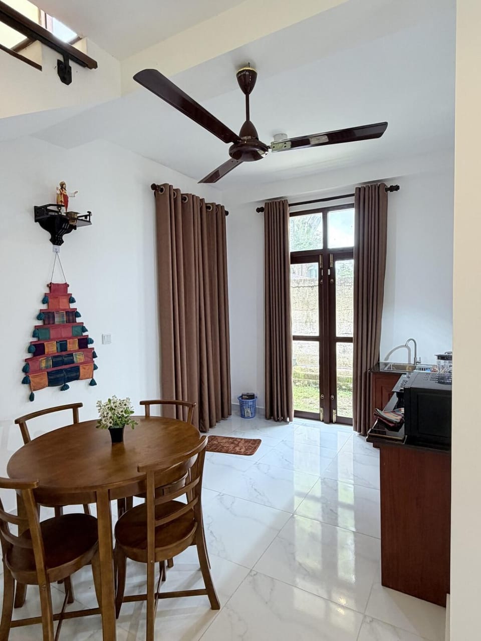 Restaurant/places to eat, Kitchen or kitchenette, Dining area