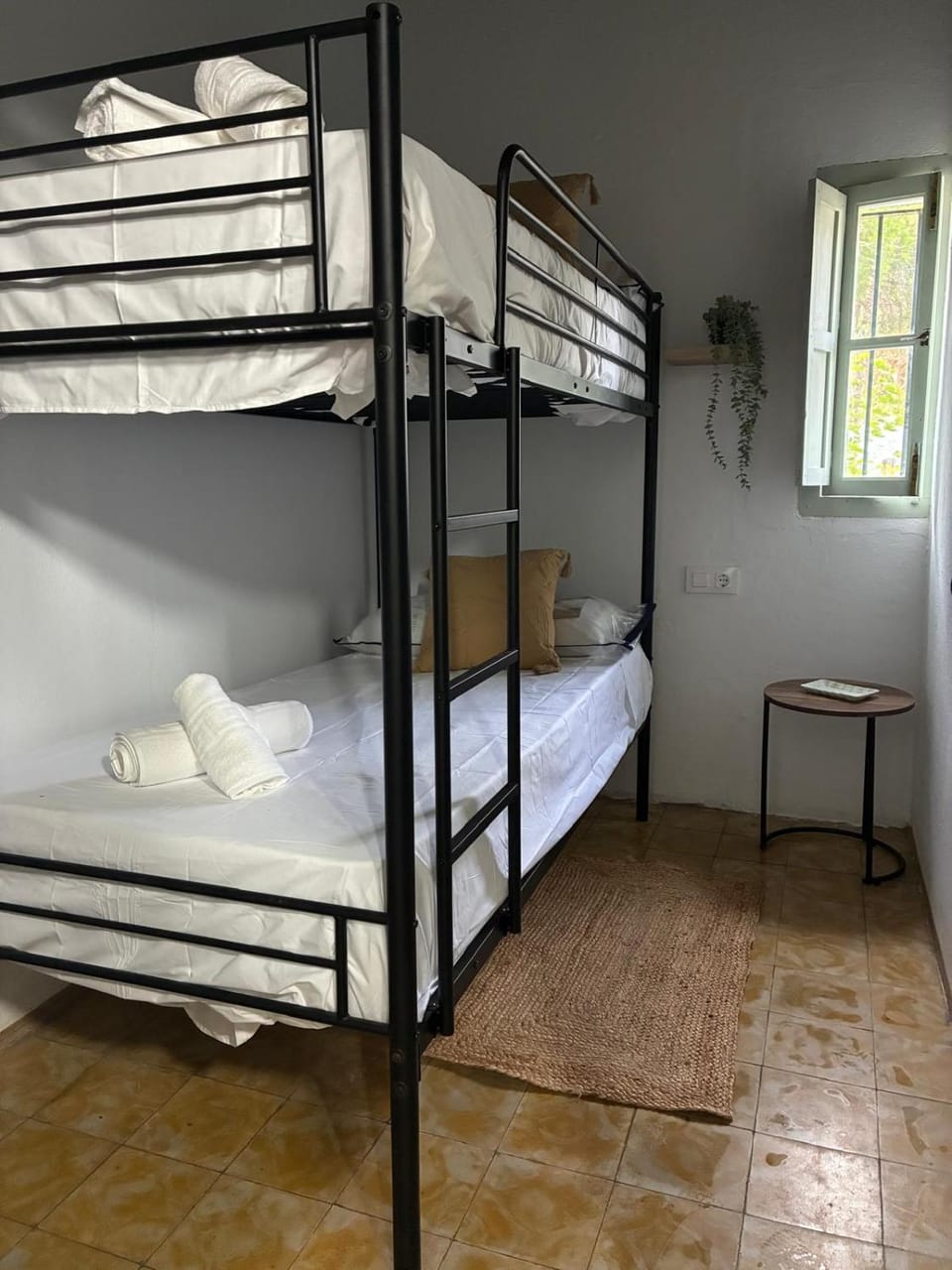 Bed, Photo of the whole room, Bedroom, bunk bed, towels