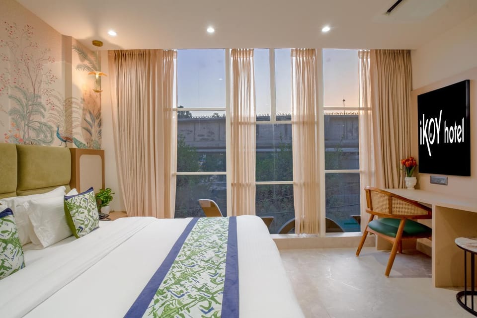 Bed, TV and multimedia, Living room, Photo of the whole room, Seating area, Bedroom, hair dresser