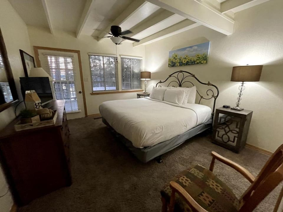 Chic Lakefront Cottage with Hot-Tub Perfect for Water Activities in Mount Ida, Arkansas House in Lake Ouachita