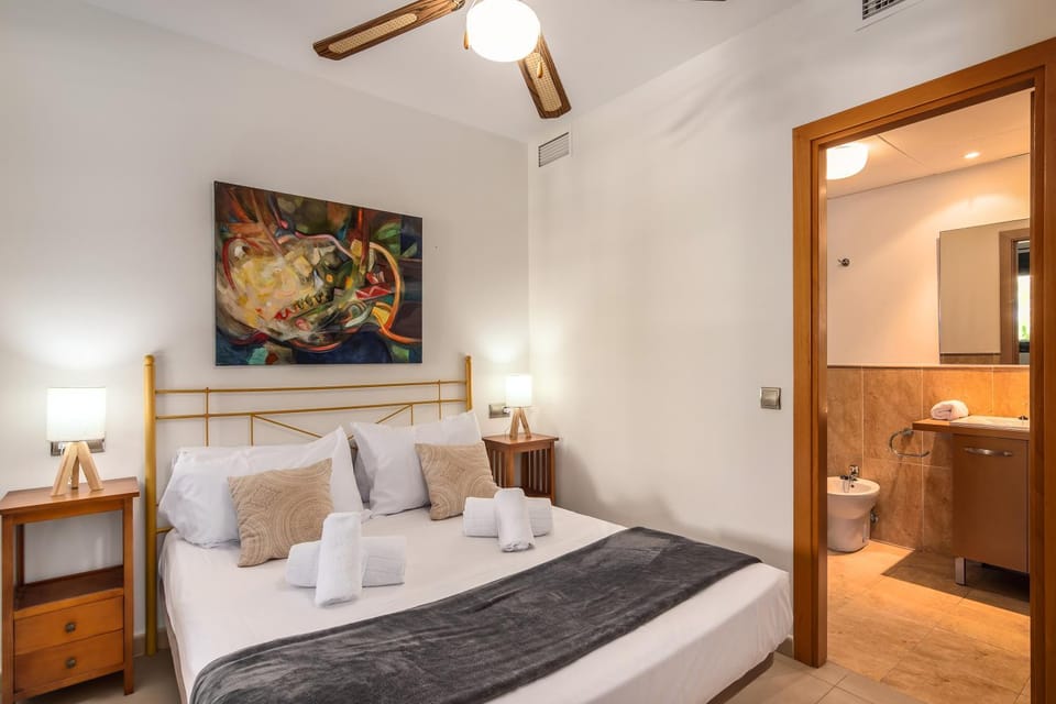 Photo of the whole room, Bedroom, air conditioner