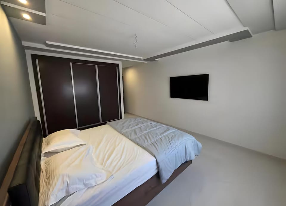 Bed, TV and multimedia, Photo of the whole room, Evening entertainment, Bedroom, wardrobe