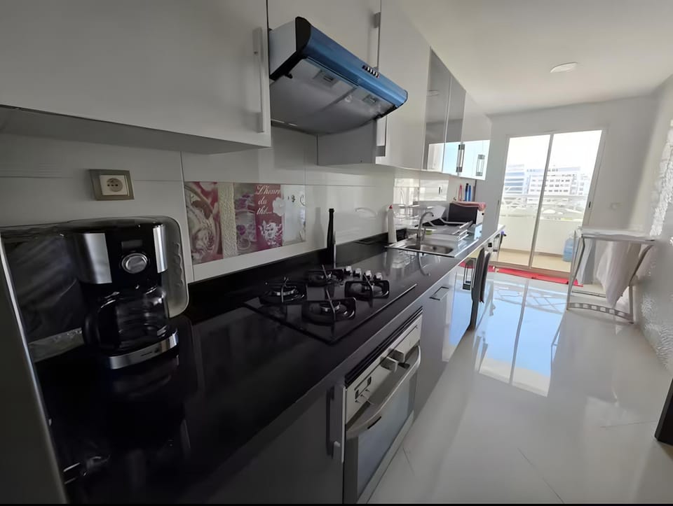 Coffee/tea facilities, Kitchen or kitchenette, dishwasher, oven, stove