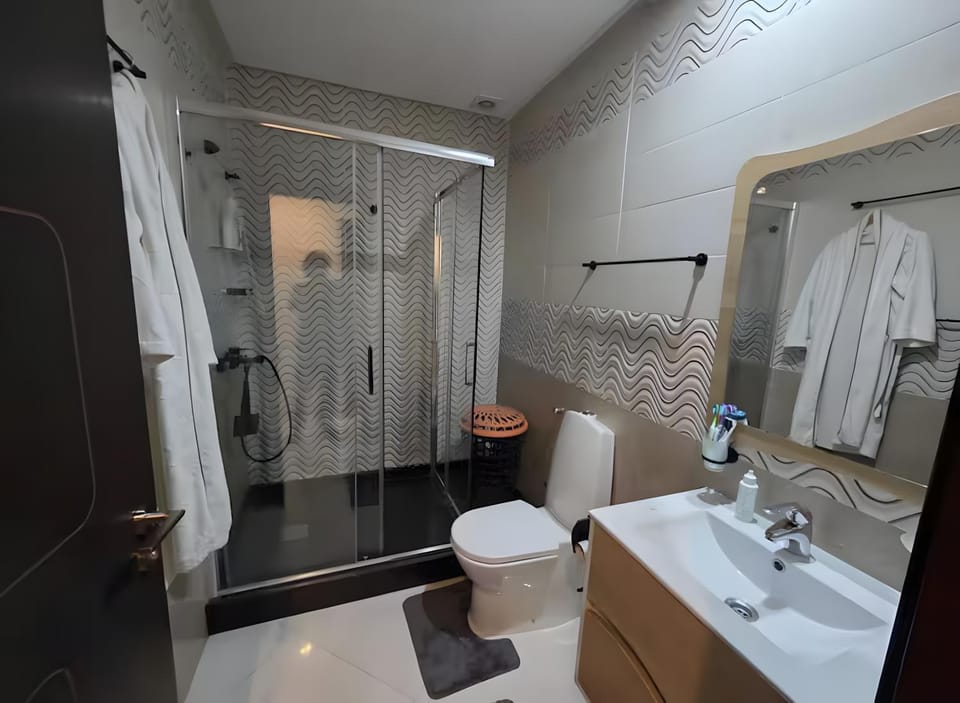 Shower, Toilet, Bathroom, towels