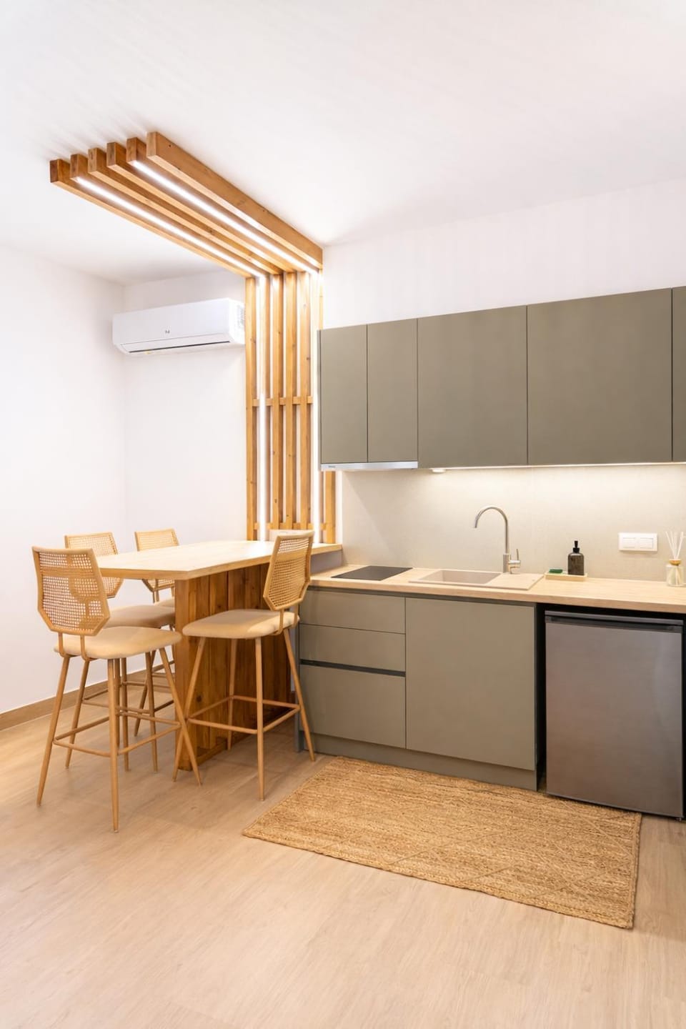Kitchen or kitchenette, Dining area