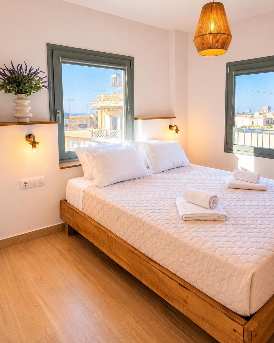 Bed, Photo of the whole room, Bedroom, City view, towels