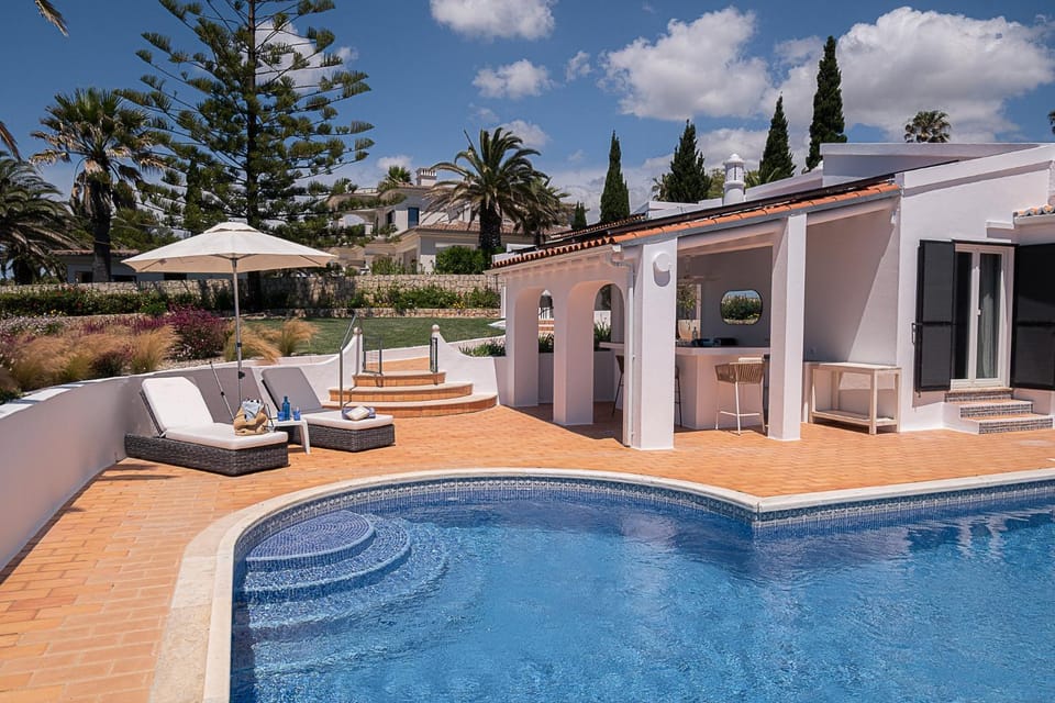 Swimming pool, sunbed