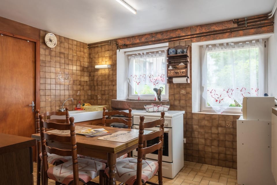 Property building, Kitchen or kitchenette, Living room