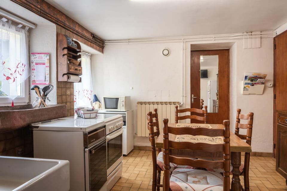 Property building, Kitchen or kitchenette, Living room