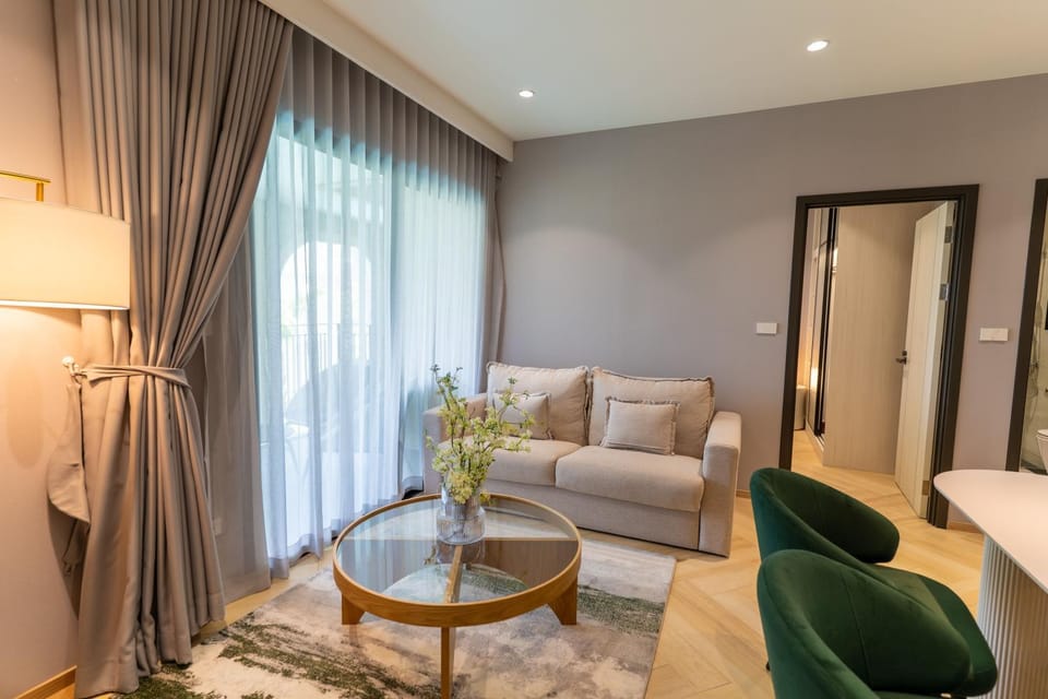 Bed, Living room, Photo of the whole room, Seating area, Bedroom