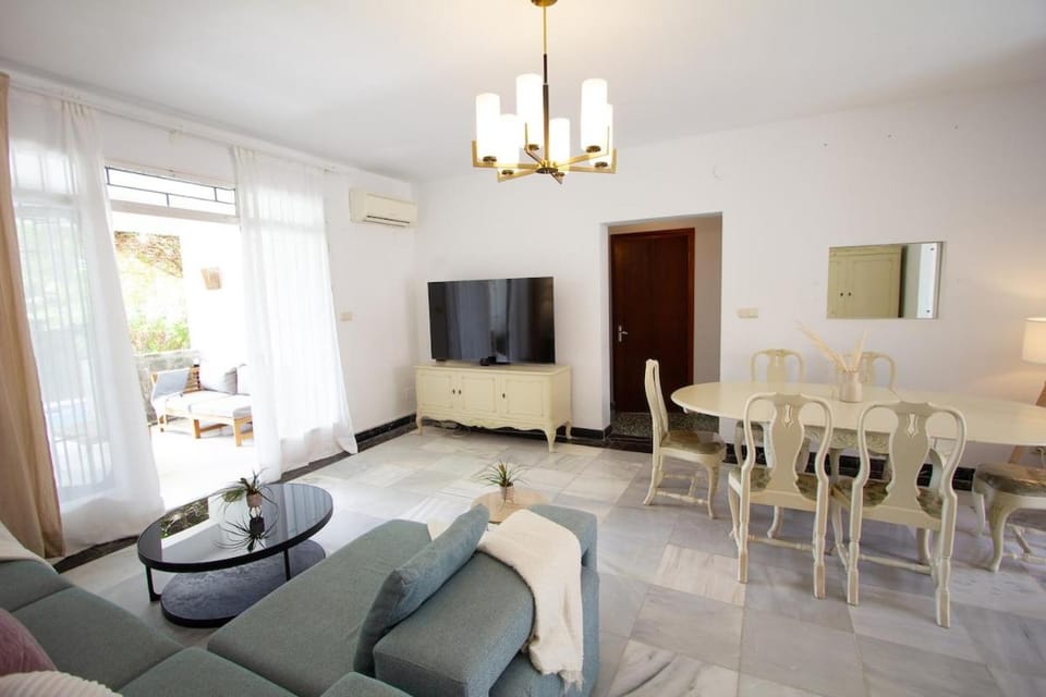 142 - Oasis Villa with Private Pool & Tropical Garden close to the Beach Villa in Torremolinos