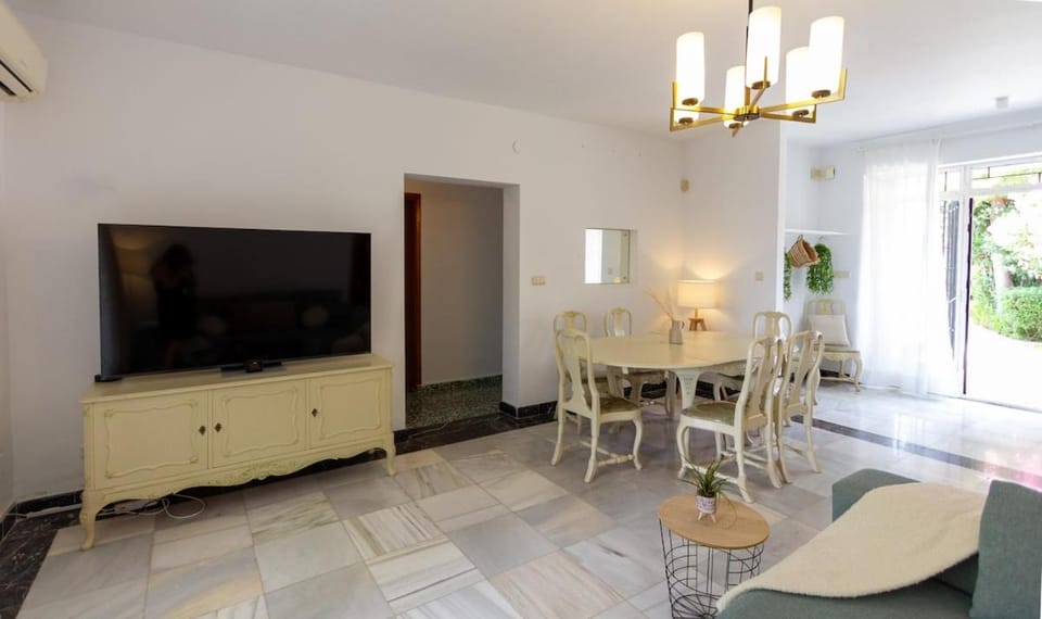 142 - Oasis Villa with Private Pool & Tropical Garden close to the Beach Villa in Torremolinos