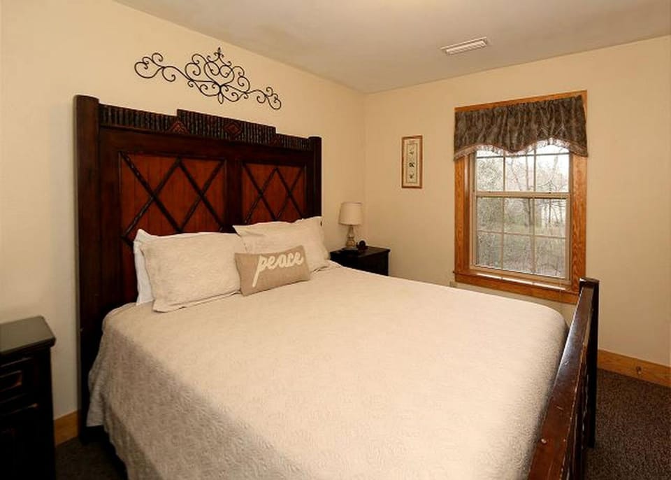 Spacious Pet-Friendly Cabin Rental at Luxury Resort Outside of Knoxville, Tennessee Cabin in Pigeon Forge