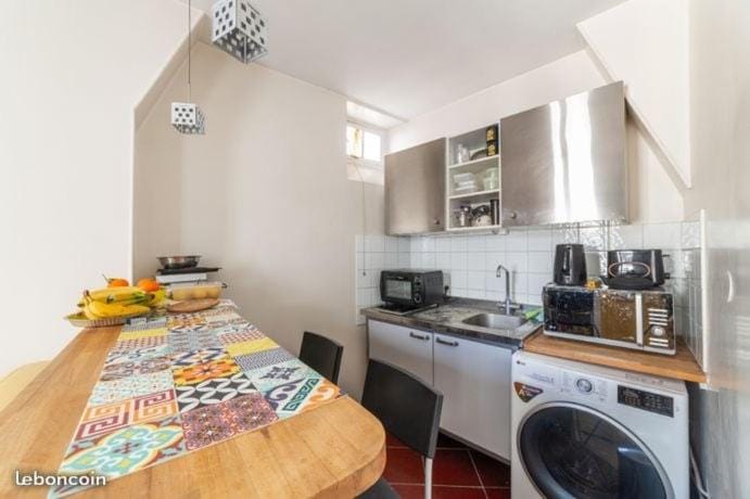Coffee/tea facilities, Kitchen or kitchenette, Dining area, oven, stove, washing machine