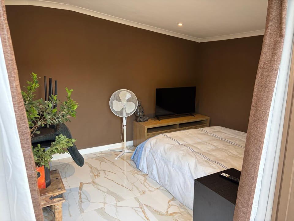Luxury Garden Shed with Private Entrance Apartment in Southend-on-Sea