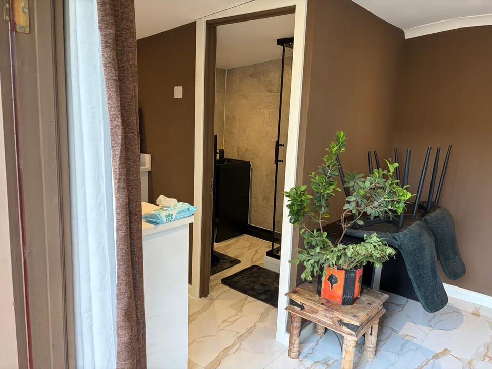 Luxury Garden Shed with Private Entrance Apartment in Southend-on-Sea