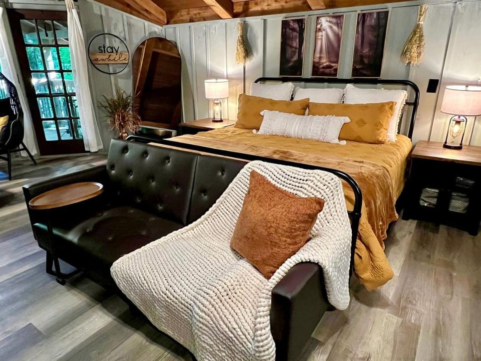 Romantic Cabin Ideal for a Secluded Escape in Townsend, Tennessee Cabin in Townsend
