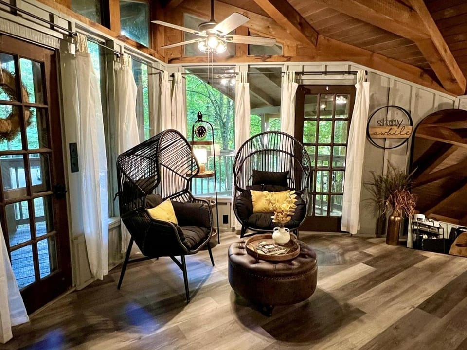 Romantic Cabin Ideal for a Secluded Escape in Townsend, Tennessee Cabin in Townsend