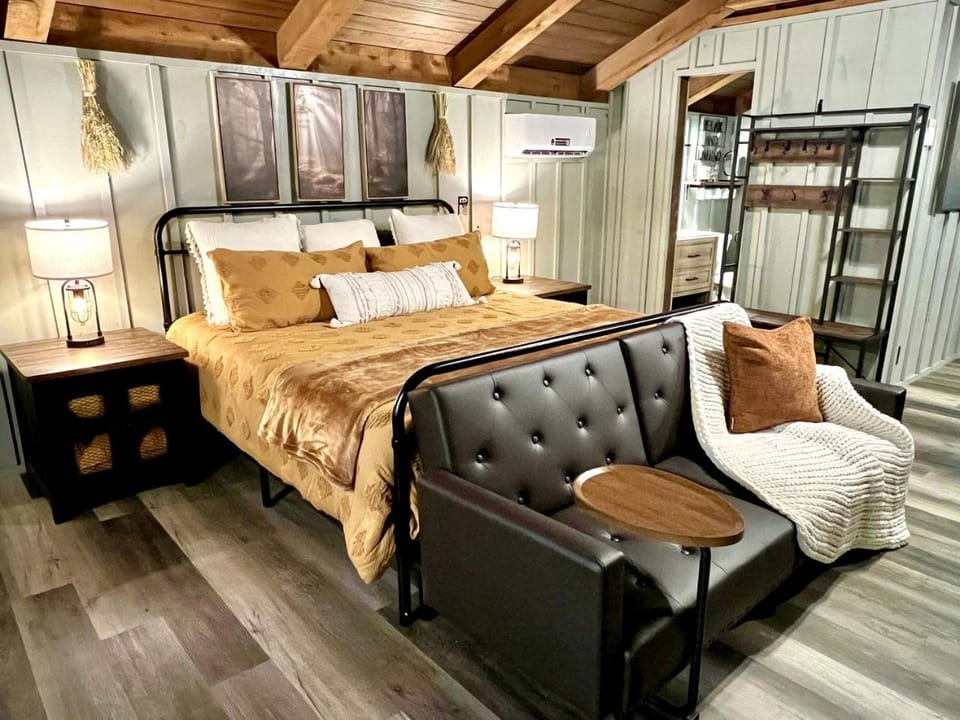 Romantic Cabin Ideal for a Secluded Escape in Townsend, Tennessee Cabin in Townsend