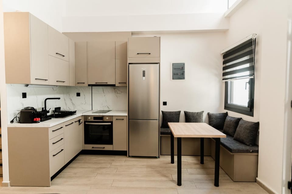 Coffee/tea facilities, Kitchen or kitchenette, Living room, Seating area, Dining area, oven, stove