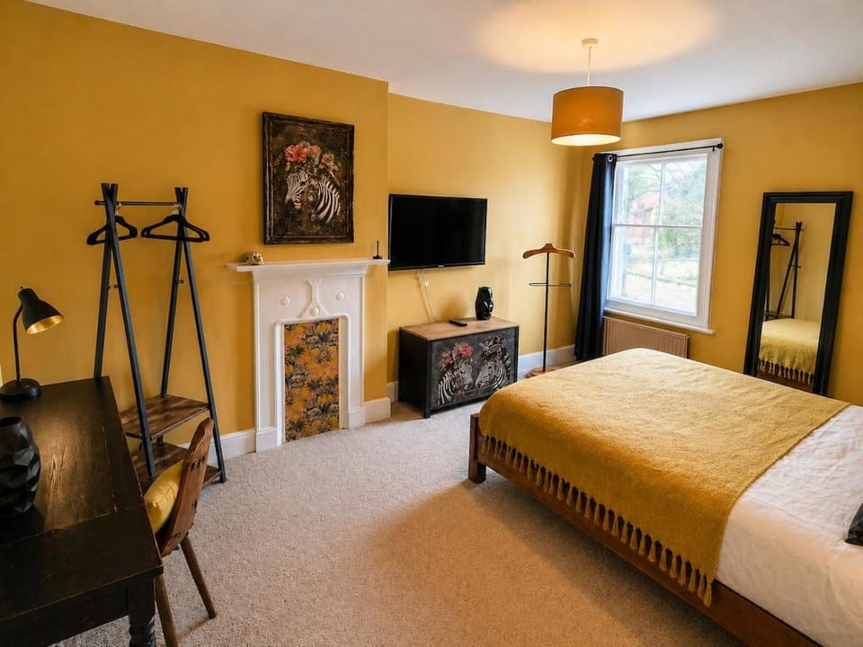 Bed, TV and multimedia, Bedroom