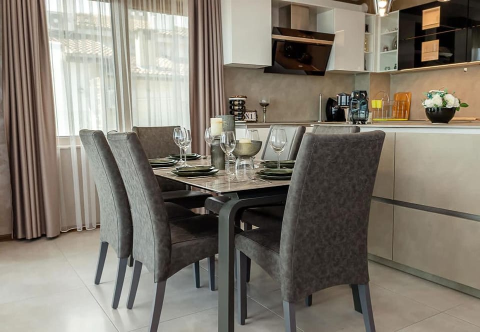 Kitchen or kitchenette, Seating area, Dining area