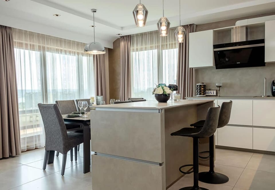 Kitchen or kitchenette, Living room, Seating area, Dining area