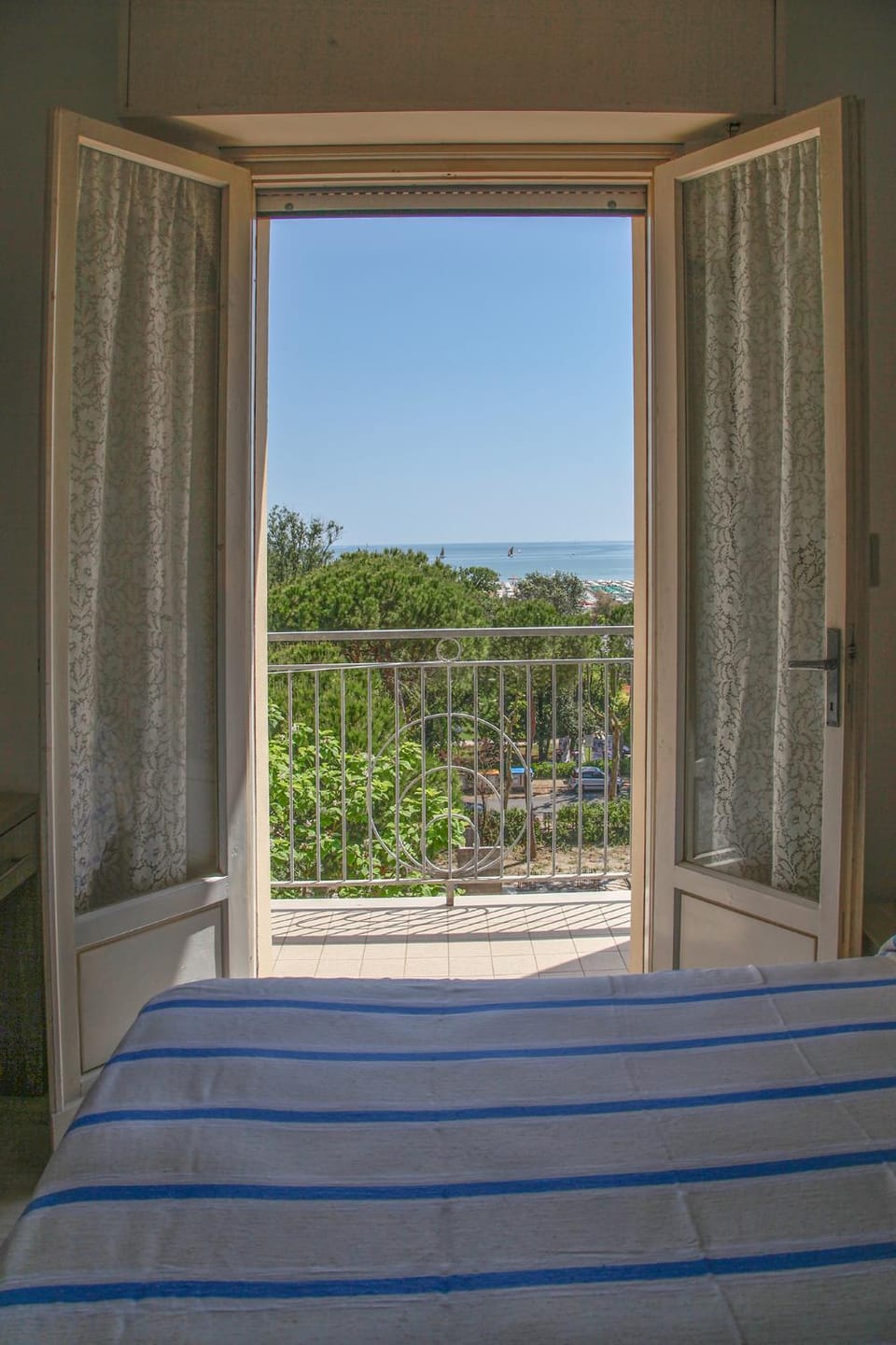 Photo of the whole room, Sea view