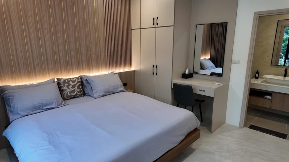 Bed, Photo of the whole room, Bedroom