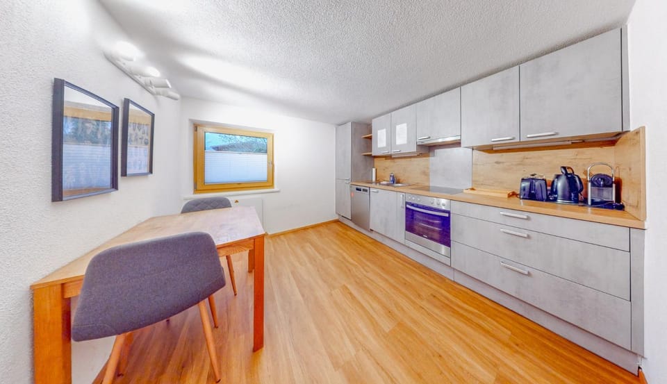 Kitchen or kitchenette, Dining area, stove