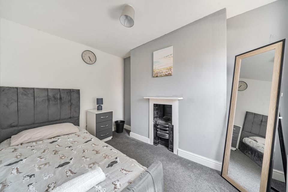 House Sleeps 8 with Hot Tub and Parking House in Nottingham