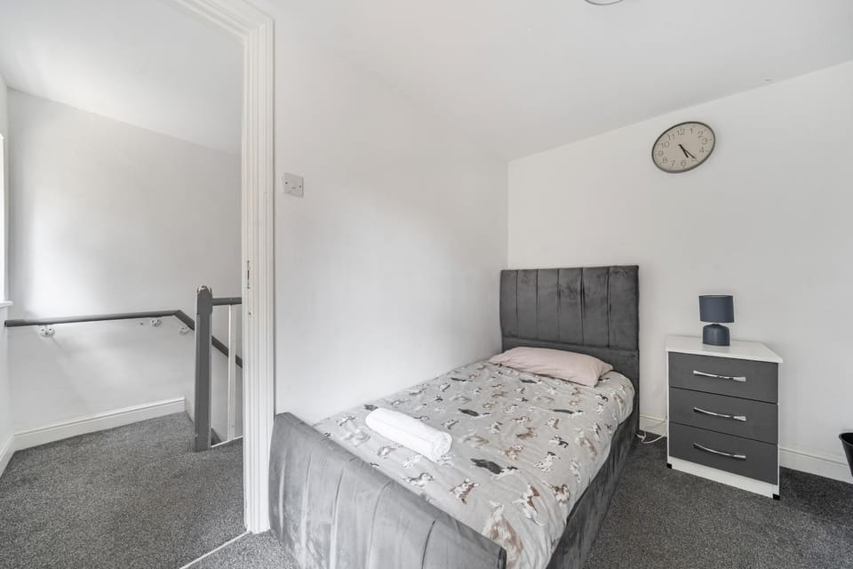 House Sleeps 8 with Hot Tub and Parking House in Nottingham