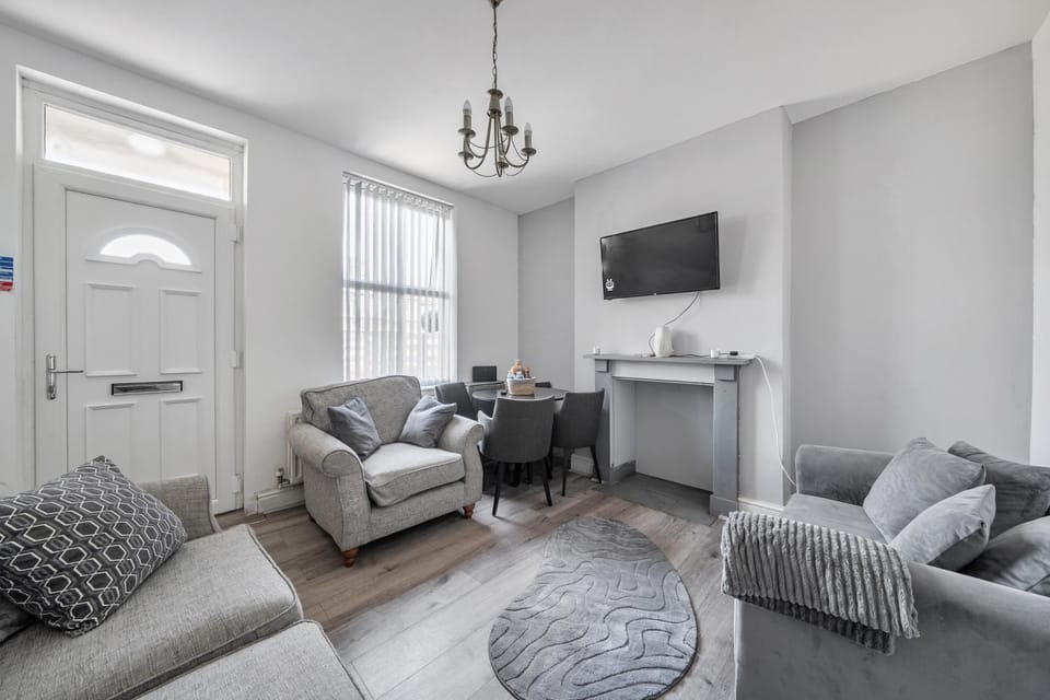 House Sleeps 8 with Hot Tub and Parking House in Nottingham