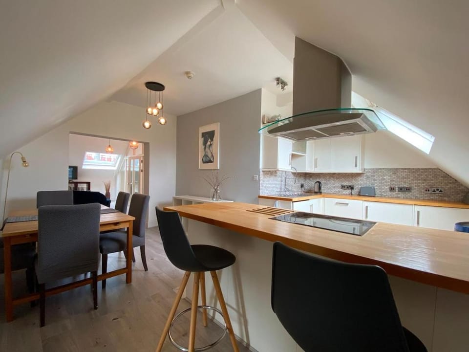 Luxury 3BR Penthouse Suite Central & Convenient Apartment in Hove