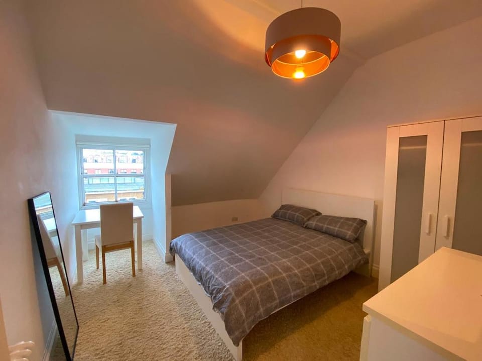 Luxury 3BR Penthouse Suite Central & Convenient Apartment in Hove