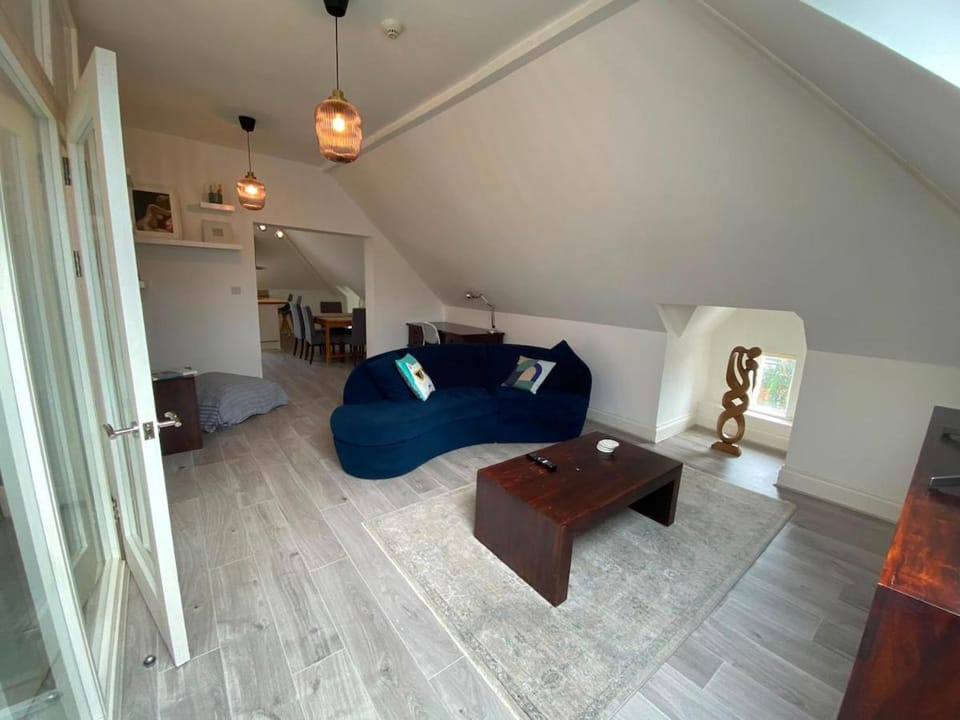Luxury 3BR Penthouse Suite Central & Convenient Apartment in Hove