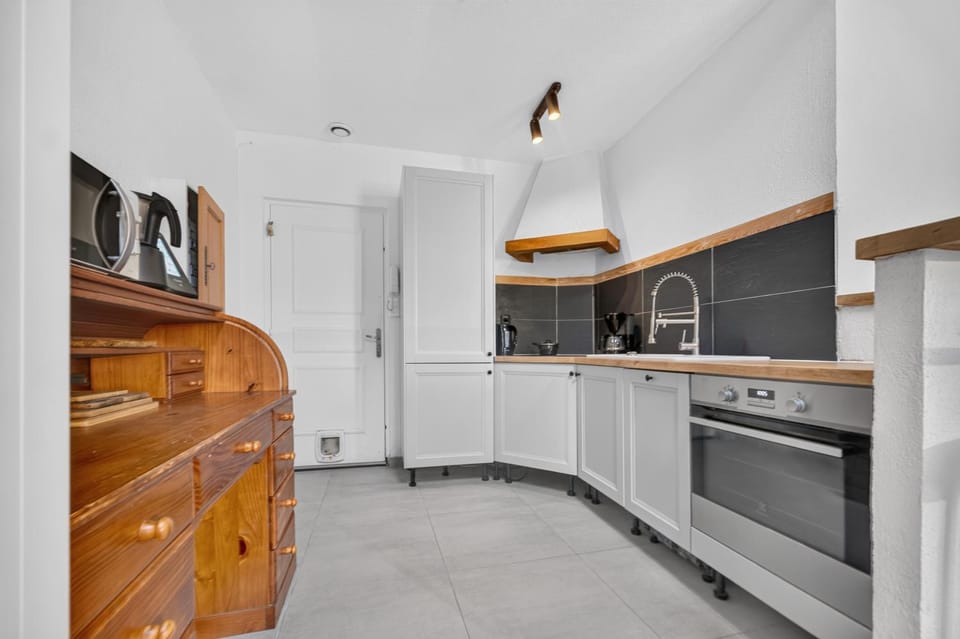 Kitchen or kitchenette, microwave, minibar, oven, stove