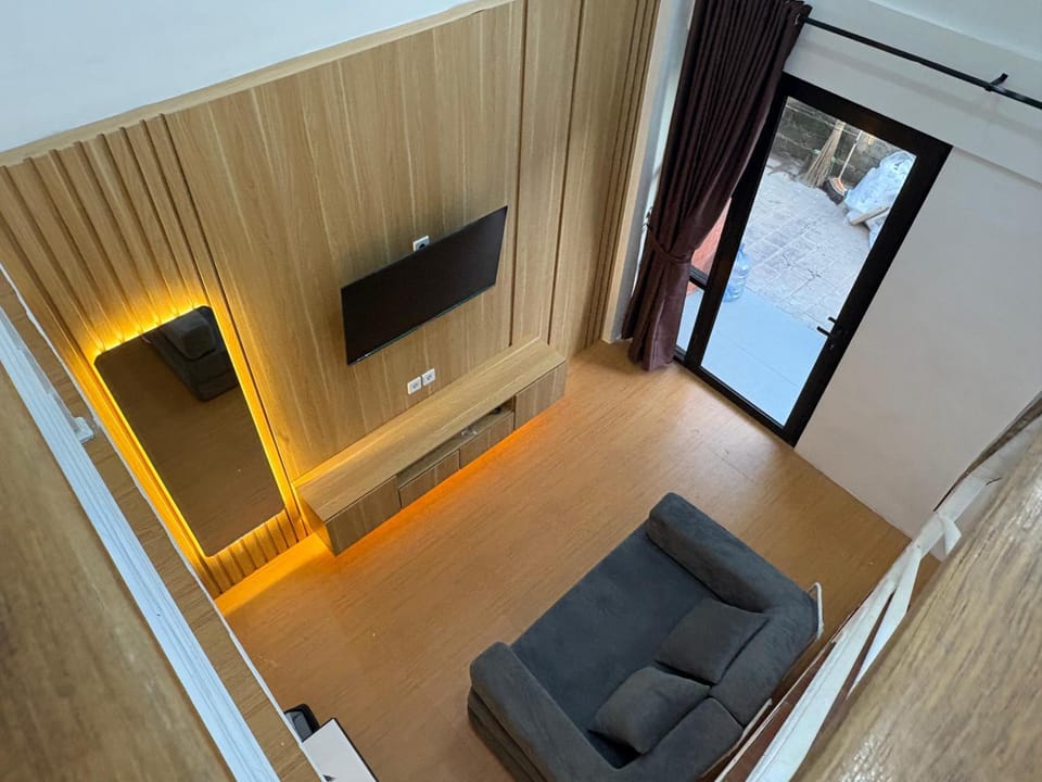Property building, Communal lounge/ TV room, TV and multimedia, Living room, Seating area, Evening entertainment