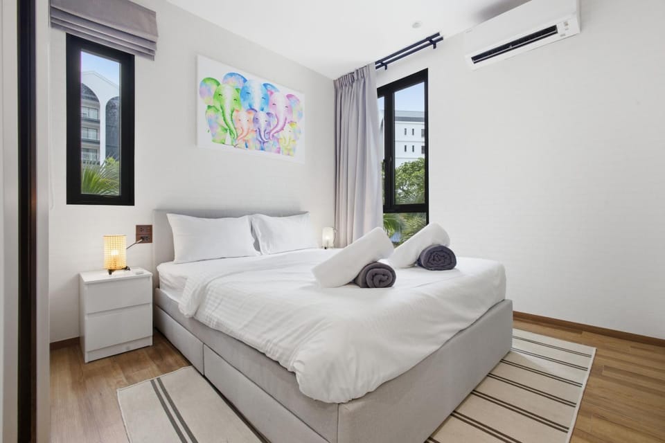 Bed, Photo of the whole room, Bedroom, towels