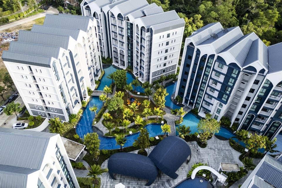Property building, Day, Neighbourhood, Natural landscape, Bird's eye view, Garden, City view, Garden view, Pool view, Street view, Swimming pool, Location