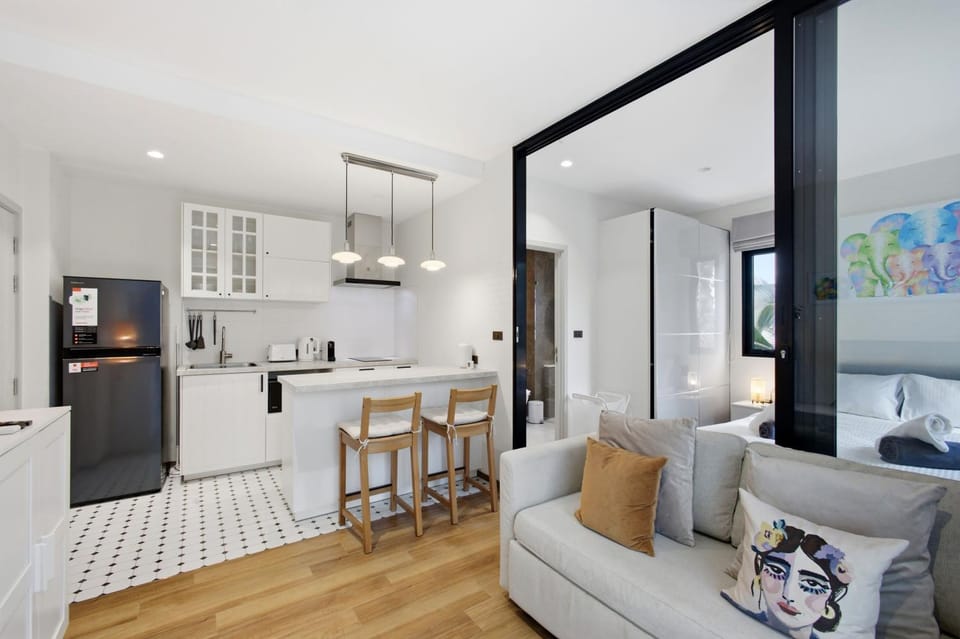 Kitchen or kitchenette, Living room, Seating area, Dining area, stove